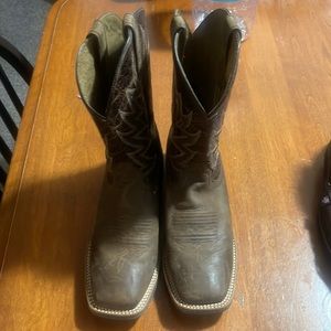 Mens Ariat boots size  9.5 width D